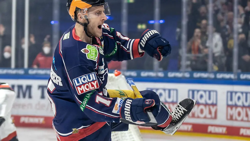 Berlins-Manuel-Wiederer-freut-sich-ueber-ein-Tor