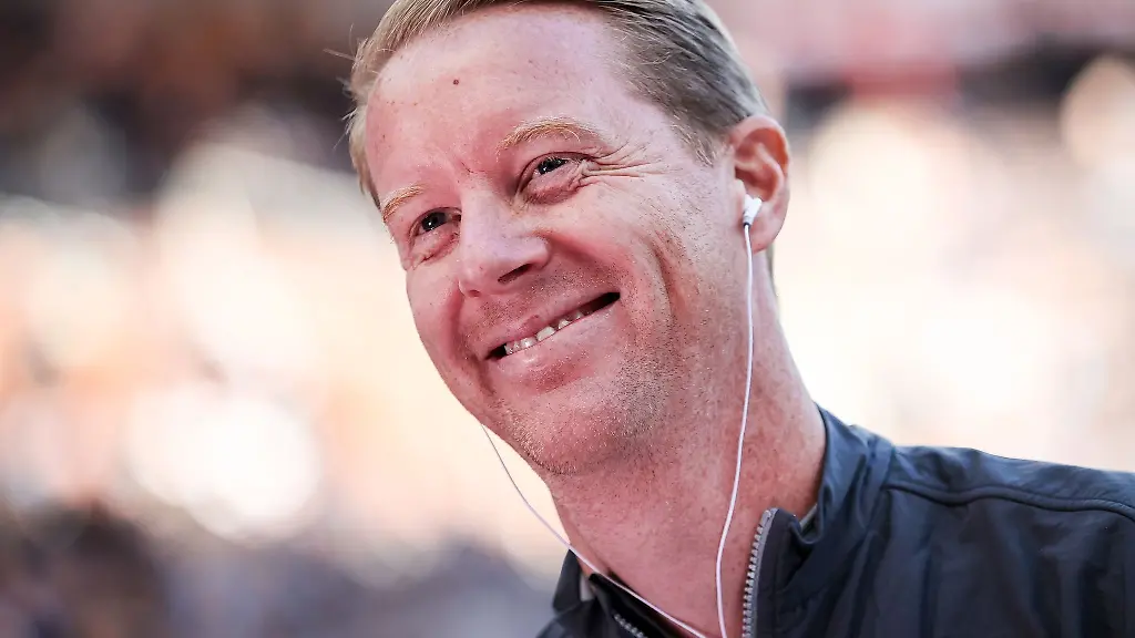 Sankt-Paulis-Trainer-Timo-Schultz-gibt-vor-dem-Spiel-ein-Interview