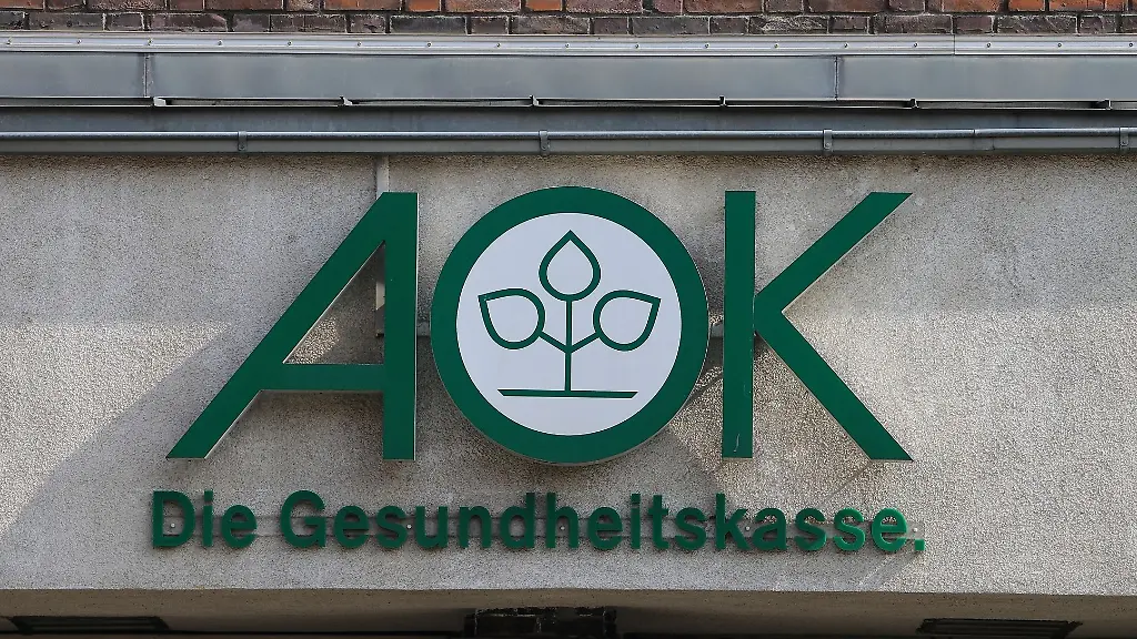 Das-Logo-der-Krankenkasse-AOK-aufgenommen-am-Hauptgebaeude-der-AOK-Sachsen-Anhalt