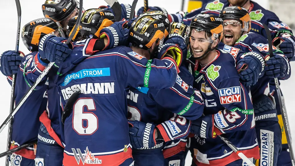 Berlins-Spieler-jubeln-nach-Wiederers-Siegtreffer-zum-4-3-in-der-Overtime