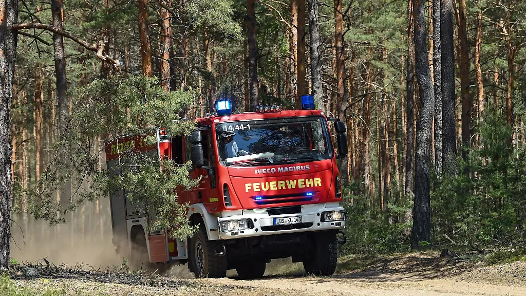 Ein-Loeschfahrzeug-der-Feuerwehr-faehrt-zu-einem-Einsatz