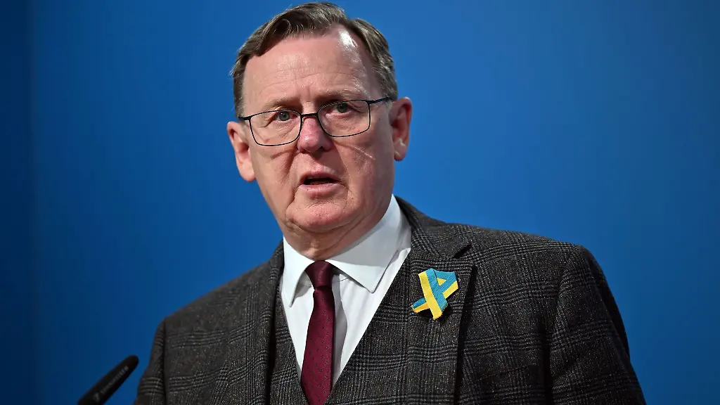 Bodo-Ramelow-Ministerpraesident-von-Thueringen-spricht-waehrend-einer-Pressekonferenz