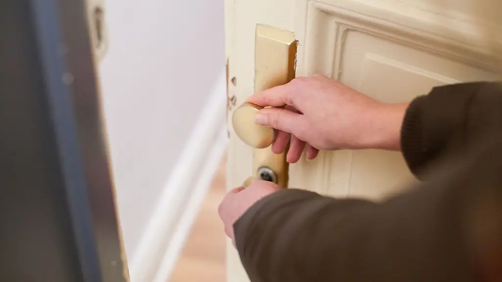 Wer-seinen-Schluessel-an-Untermieter-weitergeben-moechte-sollte-seine-Vermieter-um-Erlaubnis-fragen