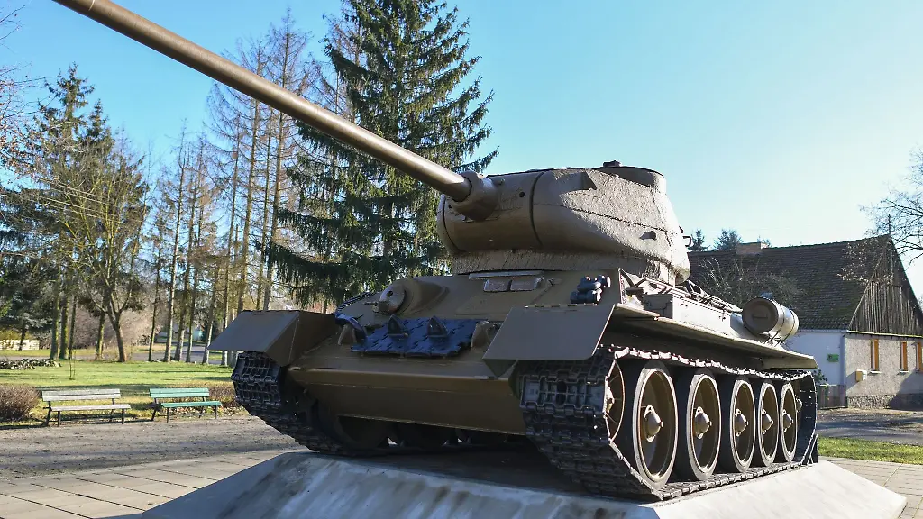 Ein-sowjetischer-Panzer-vom-Typ-T-34-steht-auf-einem-Sockel