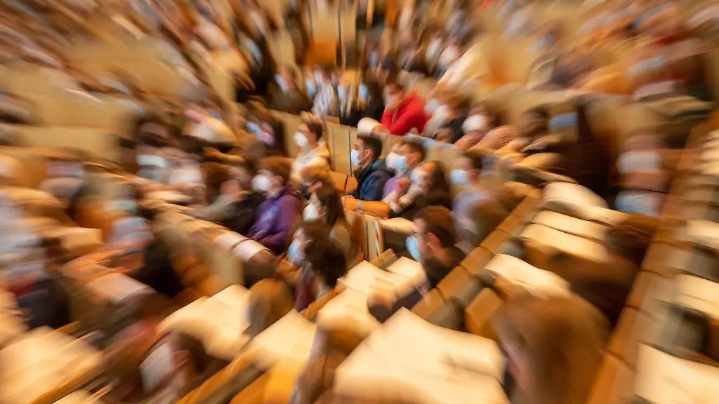 Studierende-sitzen-bei-einer-Vorlesung-im-Hoersaal