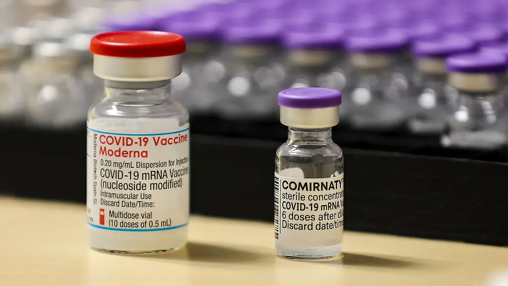 Impfstoff-von-Moderna-und-Biontech-steht-in-einem-Impfzentrum