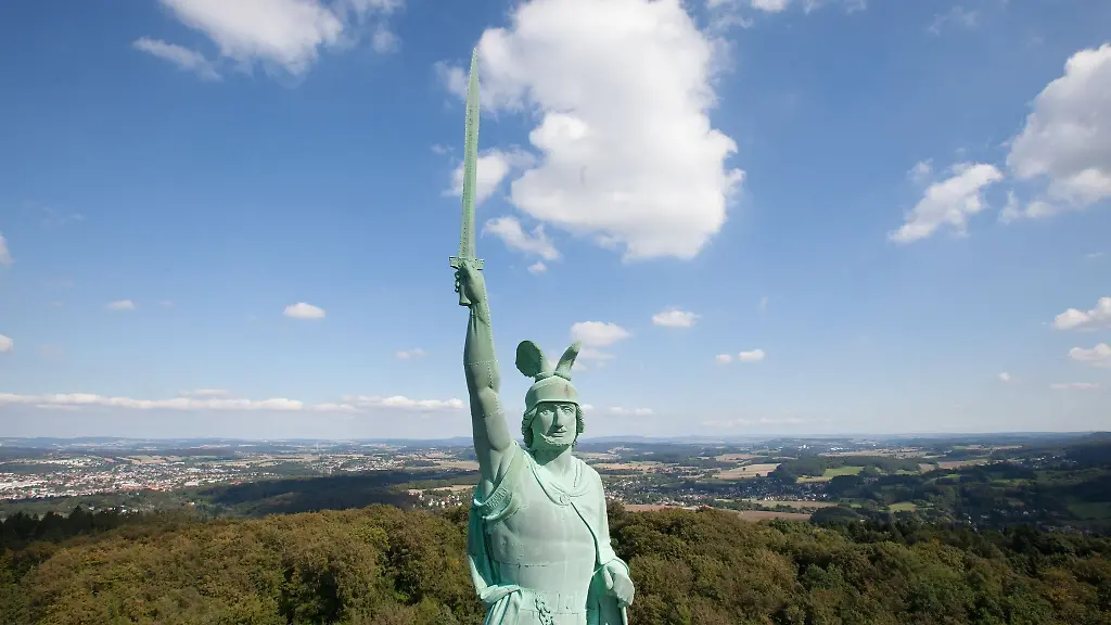 Das-Hermannsdenkmal-ist-mit-einer-Gesamthoehe-von-53-46-Metern-die-hoechste-Statue-in-Deutschland