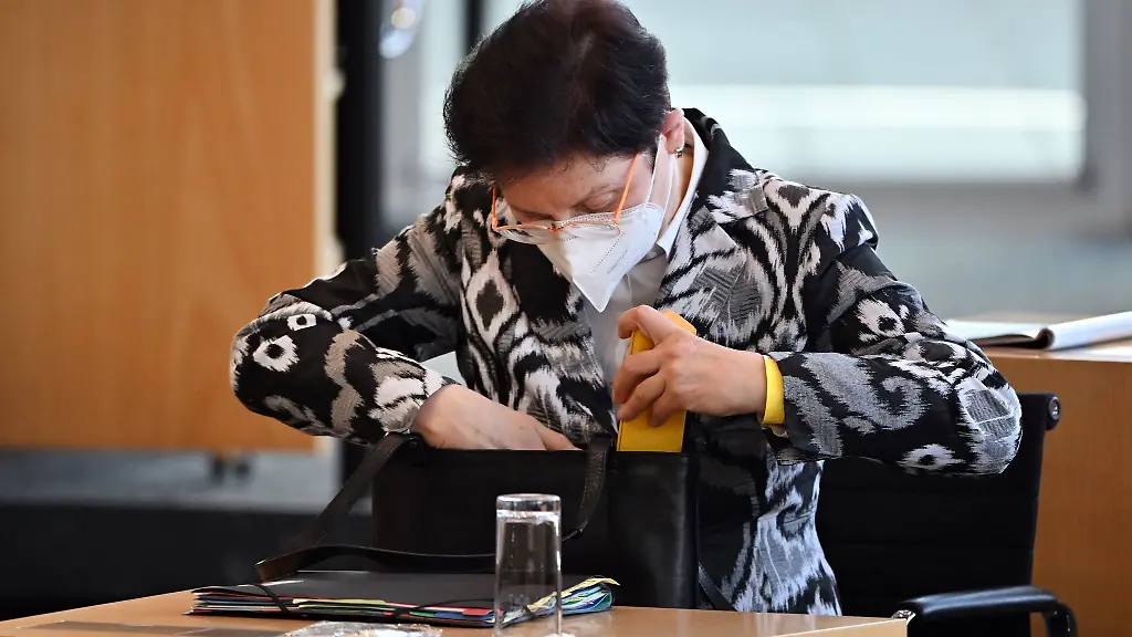 Heike-Taubert-SPD-Finanzministerin-von-Thueringen-sitzt-waehrend-der-Landtagssitzung-auf-seinem-Platz-im-Plenarsaal