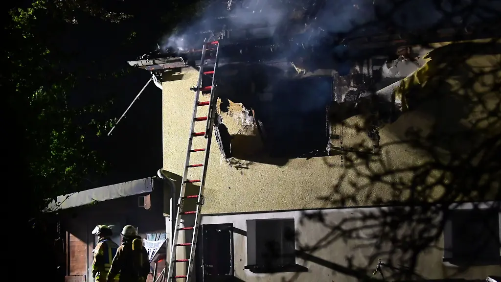 Rauch-steigt-aus-einem-Einfamilienhaus-in-Viersen