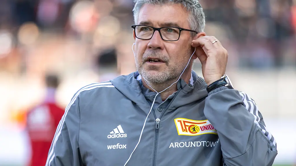Trainer-Urs-Fischer-von-Union-Berlin-spricht-im-Interview-vor-Spielbeginn