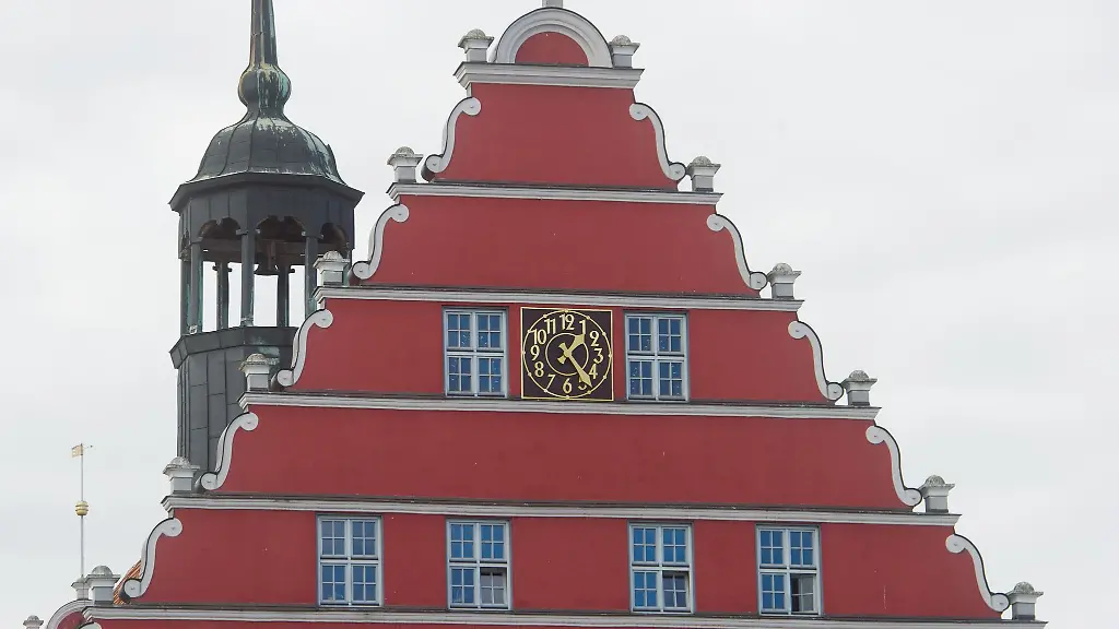 Der-Giebel-des-Rathauses-am-Marktplatz-in-Greifswald