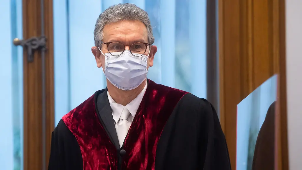 Thomas-Smollich-Praesident-des-niedersaechsischen-Oberverwaltungsgerichts-traegt-eine-Maske