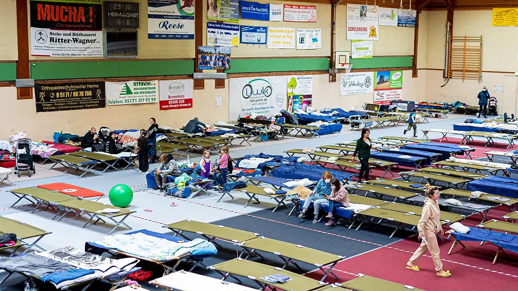 Gefluechtete-sitzen-in-einer-Fluechtlingsunterkunft