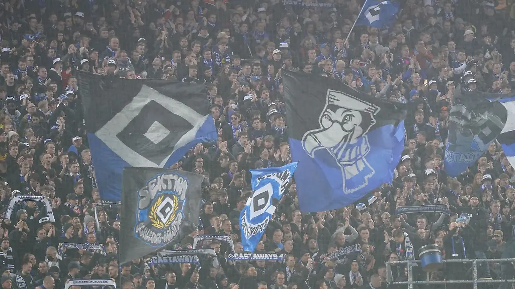 HSV-Fans-stehen-auf-der-Tribuene-des-Volksparkstadions