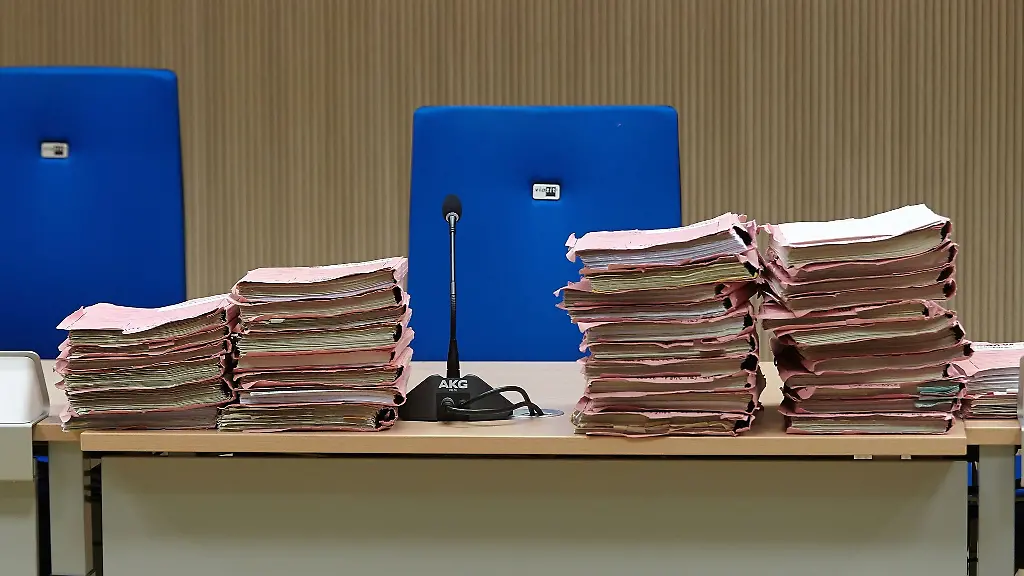 Prozessakten-liegen-in-einem-Gerichtssaal