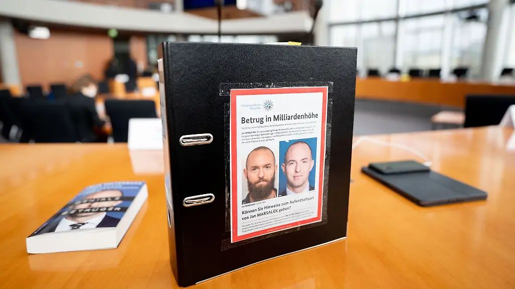 Ein-Aktenordner-mit-Fahndungsfotos-von-Jan-Marsalek-im-Untersuchungsausschuss-des-Bundestags
