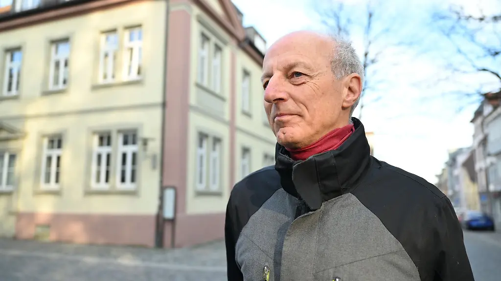 Professor-Wolfgang-Ertel-vom-Institut-fuer-Kuenstliche-Intelligenz-steht-vor-dem-Gerichtsgebaeude