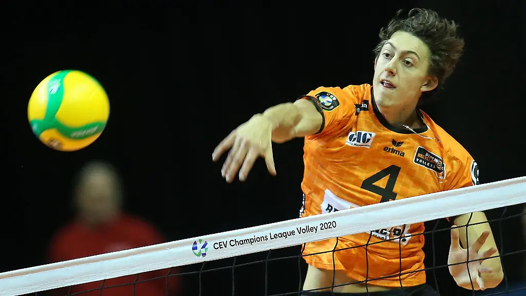 Berlins-Jeffrey-Jendryk-schmettert-den-Ball-ueber-das-Netz