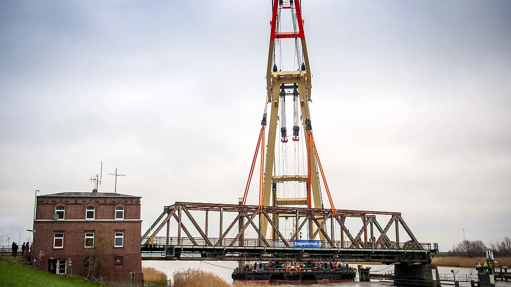 Ein-Teil-der-Friesenbruecke-wird-mit-Hilfe-eines-Schwimmkrans-abgebaut