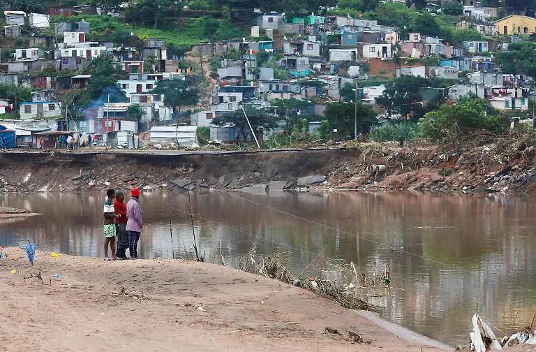 2022-04-16T170006Z-504573070-RC2GOT9U4BEI-RTRMADP-3-SAFRICA-FLOODS