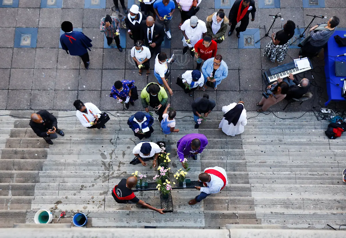 2022-04-15T134923Z-1545688639-RC2JNT9GBLE8-RTRMADP-3-SAFRICA-GOOD-FRIDAY