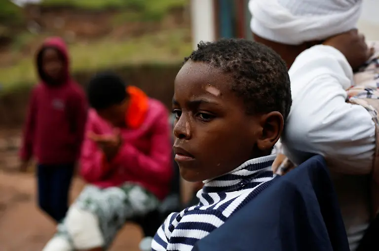 2022-04-17T161312Z-924486585-RC21PT9BQC0X-RTRMADP-3-SAFRICA-FLOODS