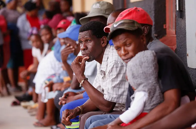 2022-04-15T135008Z-1169773829-RC2ONT978FAJ-RTRMADP-3-SAFRICA-FLOODS