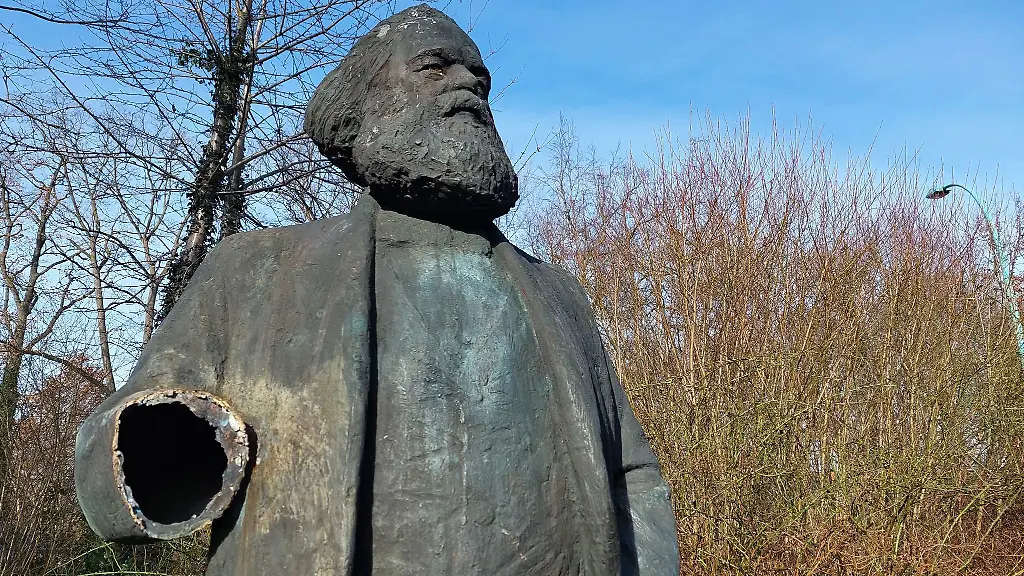 Die-rechte-Hand-fehlt-dem-Denkmal-von-Karl-Marx
