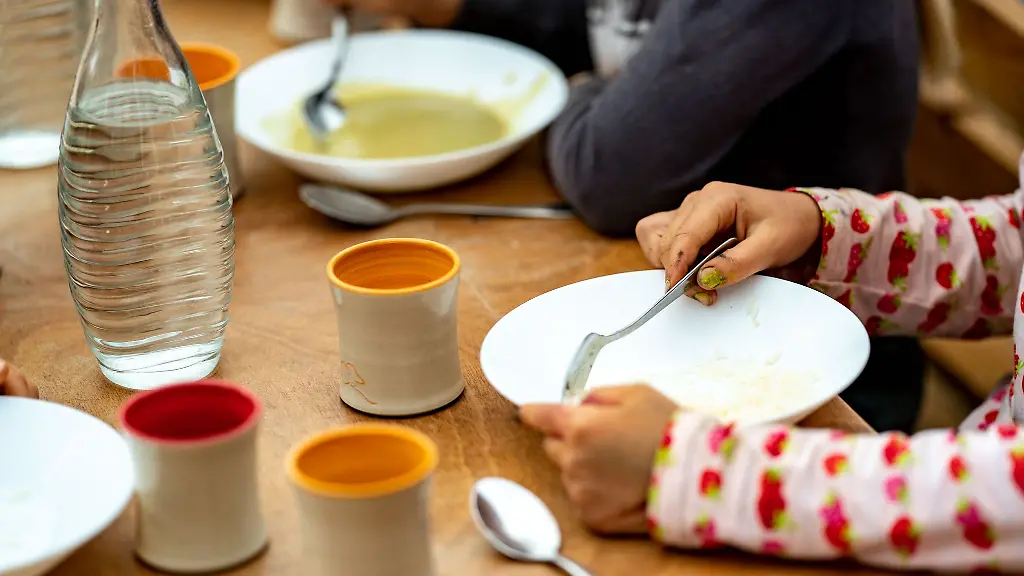 Die-Kinder-essen-ihr-Mittagessen
