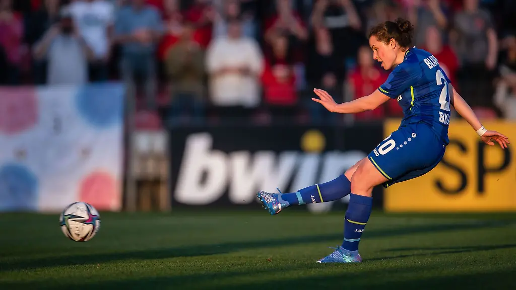 Die-Leverkusens-Dina-Blagojevic-trifft-per-Strafstoss-zur-1-0-Fuehrung