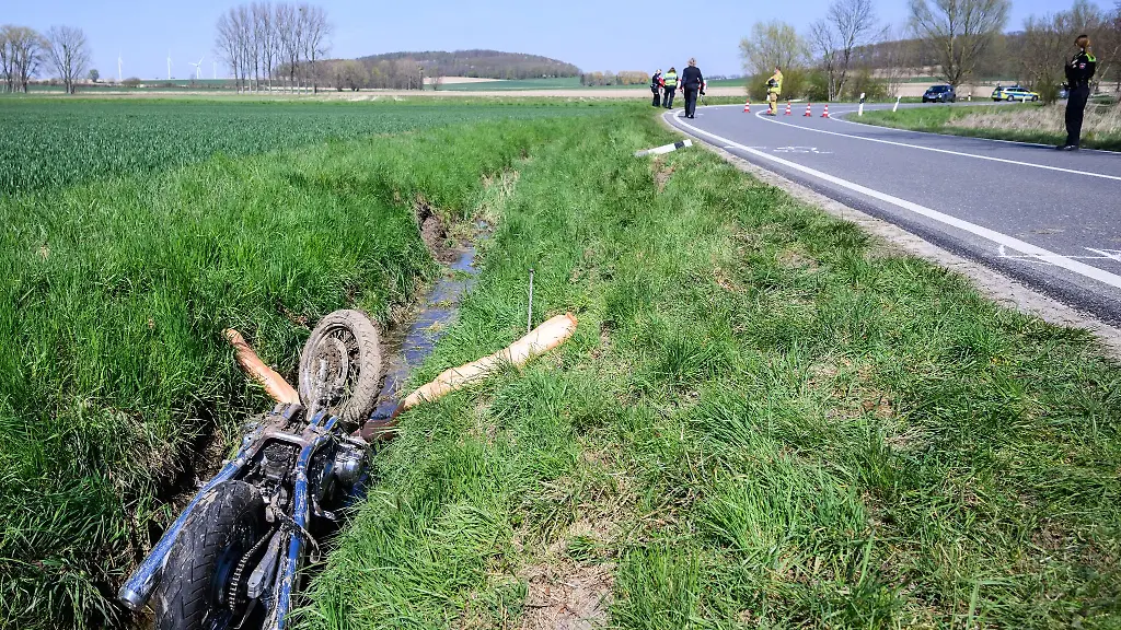 Das-Krad-eines-Motorradfahrers-liegt-nach-einem-Unfall-in-einem-Strassengraben-bei-Gestorf-in-der-Region-Hannover