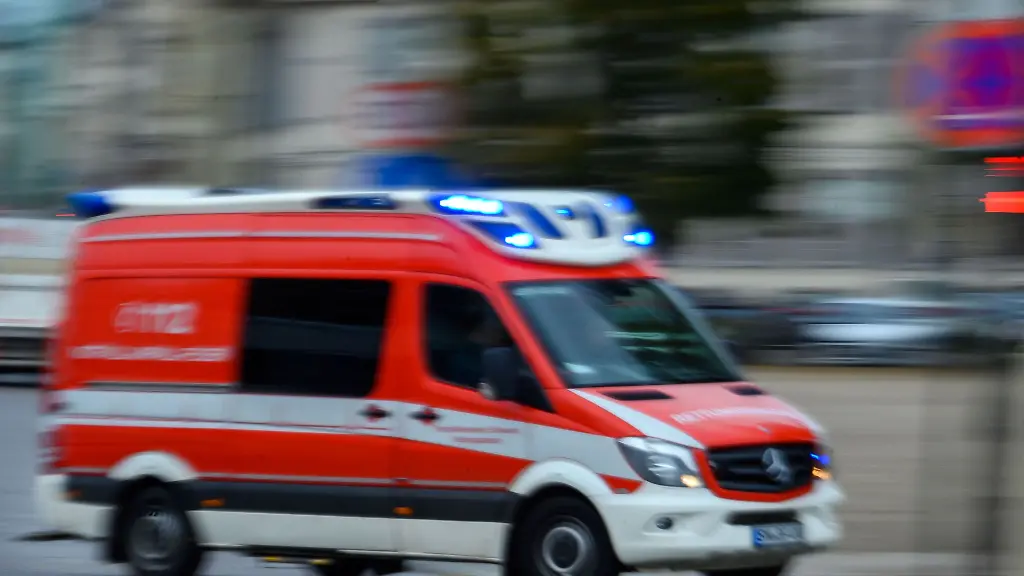 Ein-Rettungsfahrzeug-der-Feuerwehr-ist-im-Einsatz