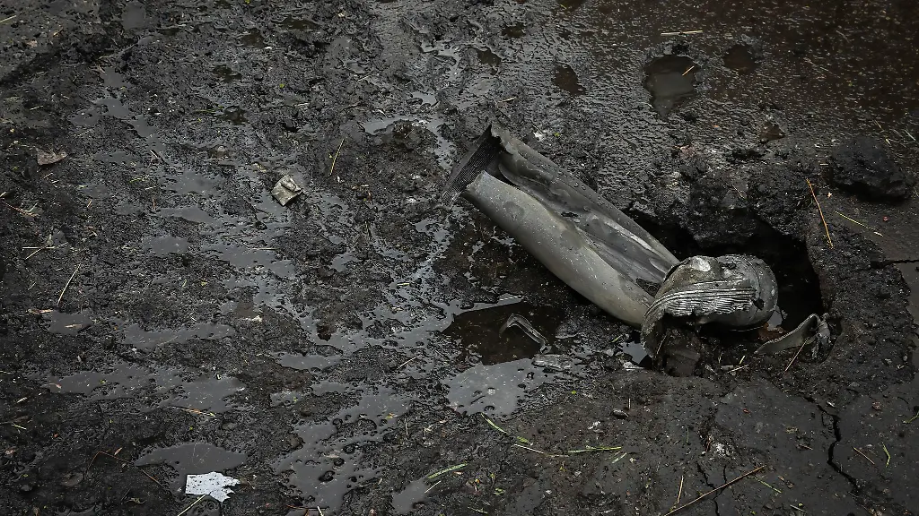 Ein-Teil-einer-Artilleriegranate-steckt-in-Charkiw-im-Boden-Russische-Truppen-hatten-das-Stadtzentrum-beschossen