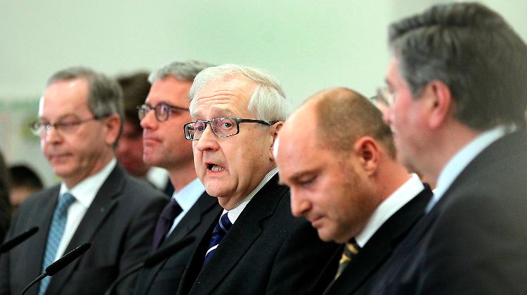 Die Teilnehmer des Benzin-Gipfels: Schulterschluss unter Schuldigen.