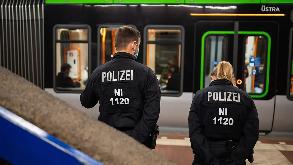 Beamte-der-Polizei-stehen-im-Rahmen-einer-3G-Nachweis-Kontrolle-in-einer-U-Bahn-Station