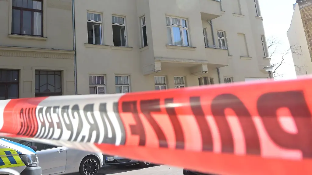 Die-Polizei-hat-eine-Strasse-in-Halle-wegen-eines-Brandes-gesperrt