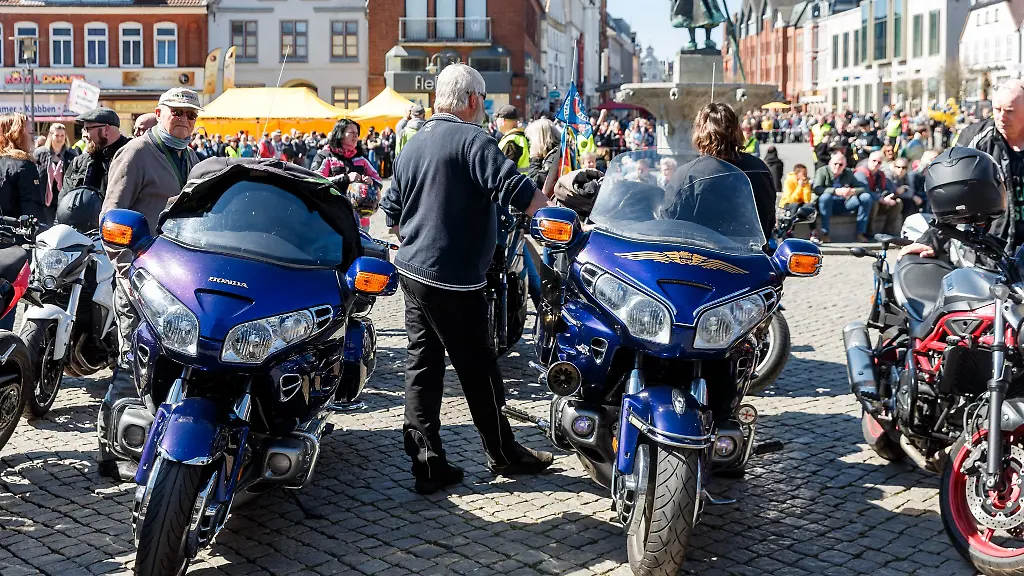 Motorradfahrer-versammeln-sich-zum-38-Husumer-Motorrad-Gottesdienst-auf-dem-Marktplatz
