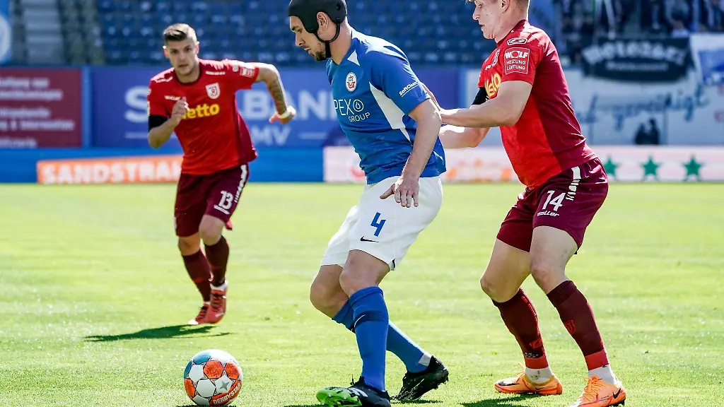 Regensburgs-Erik-Wekesser-l-r-Rostocks-Damian-Rossbach-und-Regensburgs-David-Otto