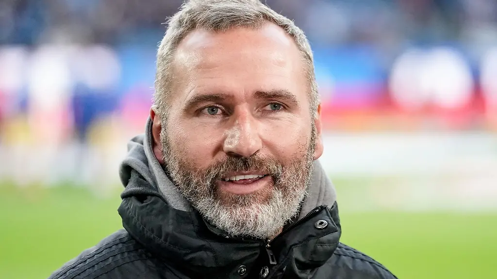 Hamburgs-Trainer-Tim-Walter-gibt-vor-dem-Spiel-ein-Interview