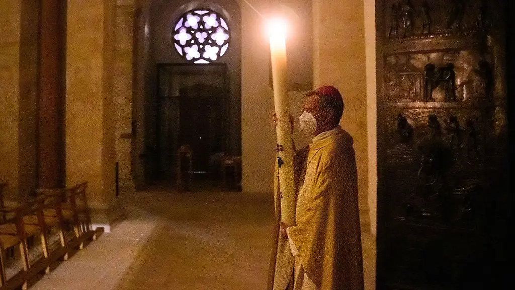 Bischof-Heiner-Wilmer-traegt-die-brennende-Osterkerze-beim-Osternachtsgottesdienst-in-den-Mariendom-Hildesheim