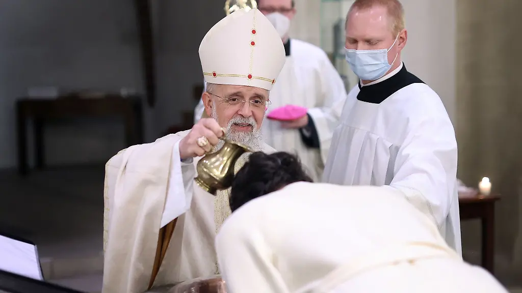 Der-katholische-Bischof-des-Bistums-Magdeburg-Gerhard-Feige-zelebriert-eine-Taufe