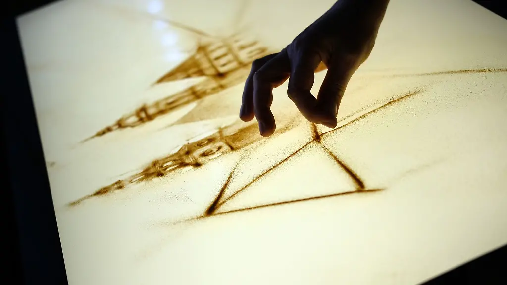 Alla-Denisova-aus-der-Ukraine-zeichnet-ein-Bild-der-Stadt-Pirna-mit-Sand