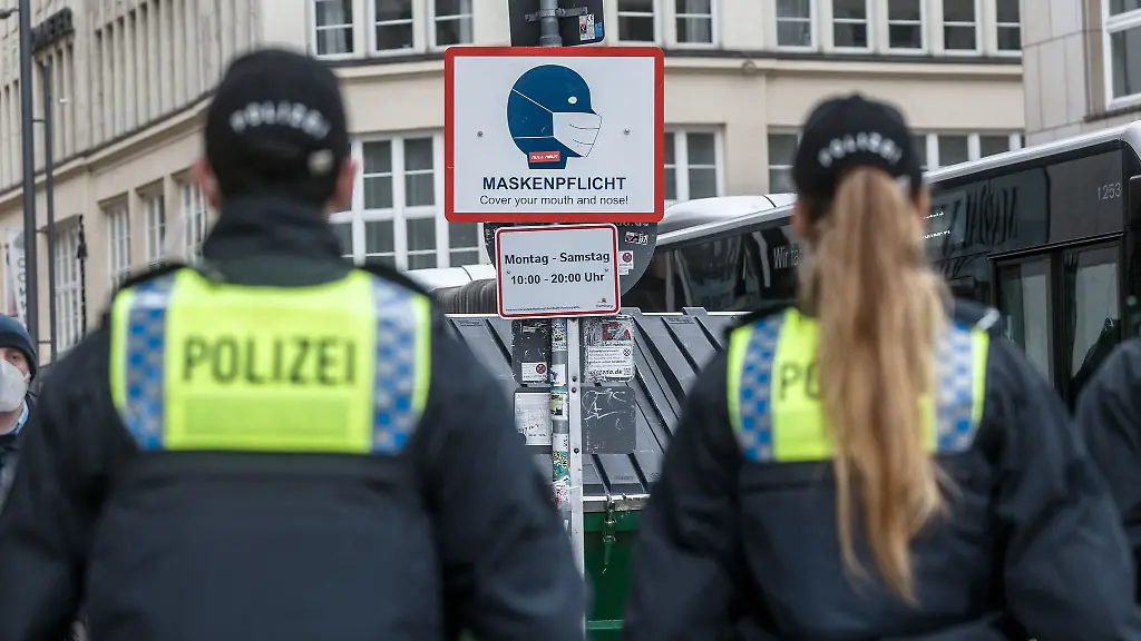 Polizisten-patrouillieren-in-einer-Stadt-um-die-Maskenpflicht-zu-kontrollieren