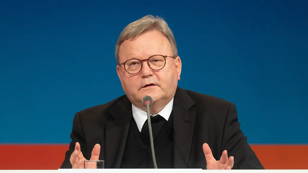 Der-Osnabruecker-Bischof-Franz-Josef-Bode-spricht-bei-einer-Pressekonferenz