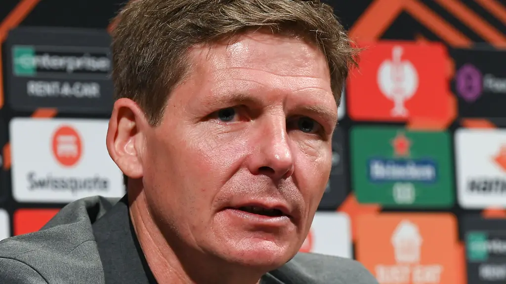 Eintracht-Frankfurts-Cheftrainer-Oliver-Glasner-spricht-bei-einer-Pressekonferenz