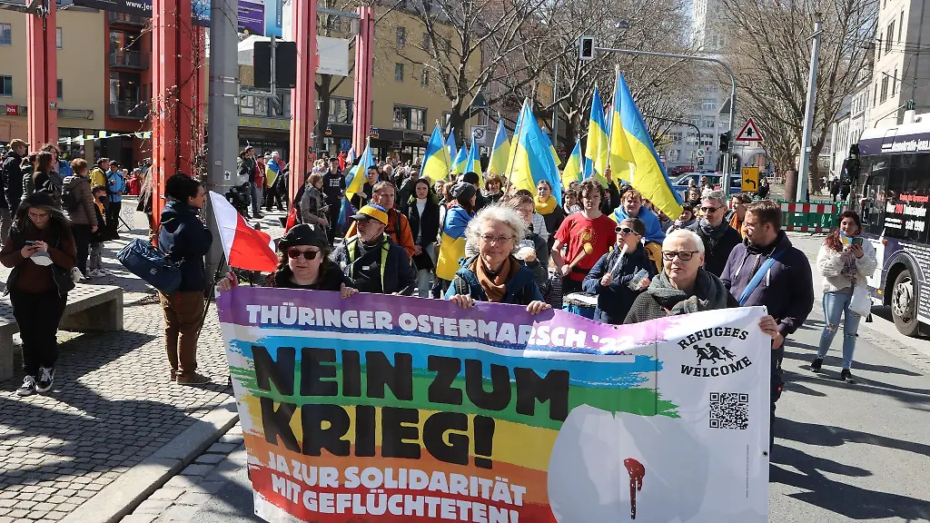 Teilnehmer-des-Ostermarsches-in-Jena-demonstrieren-fuer-Frieden