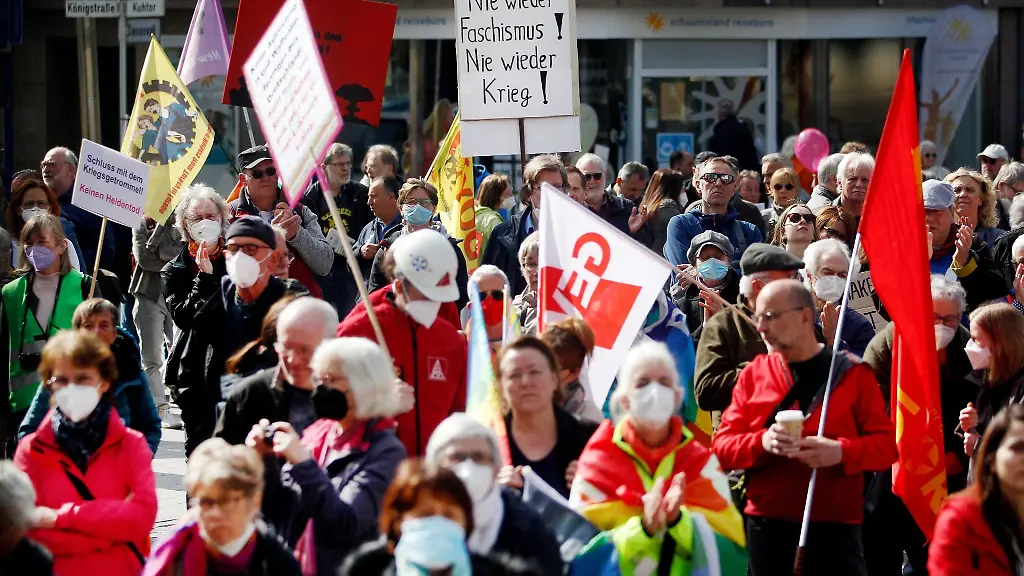 Die-Teilnehmer-und-Teilnehmerinnen-am-Ostermarsch-Rhein-Ruhr-demonstrieren-fuer-Frieden