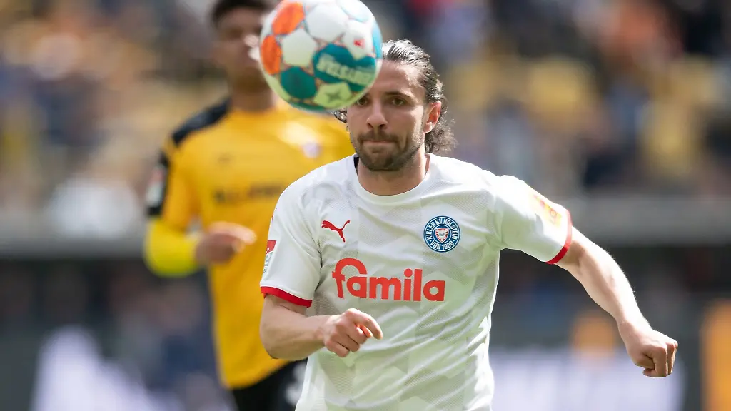 Julian-Korb-von-Holstein-Kiel-spielt-den-Ball