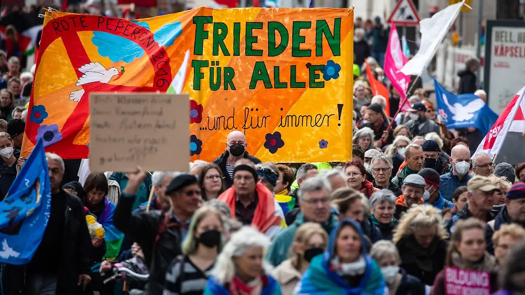 Teilnehmer-des-Ostermarsches-in-Stuttgart-demonstrieren-fuer-weltweiten-Frieden