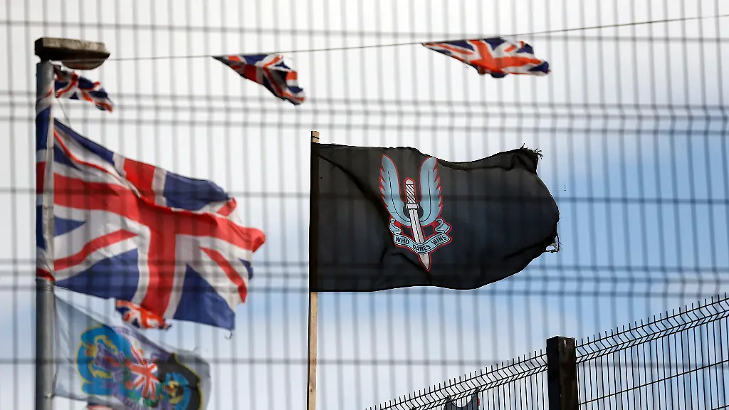 2014-09-02T120000Z-500889095-GM1EA920SC601-RTRMADP-3-NORTHERNIRELAND-FLAGS-WIDERIMAGE